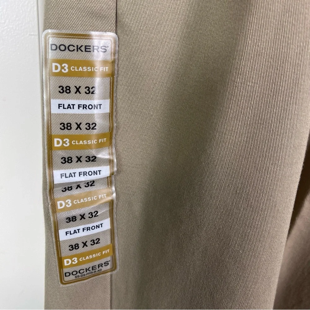 NWT Dockers Refined Chino Flat Front D3 Classic Fit Khaki Size 38W/32L